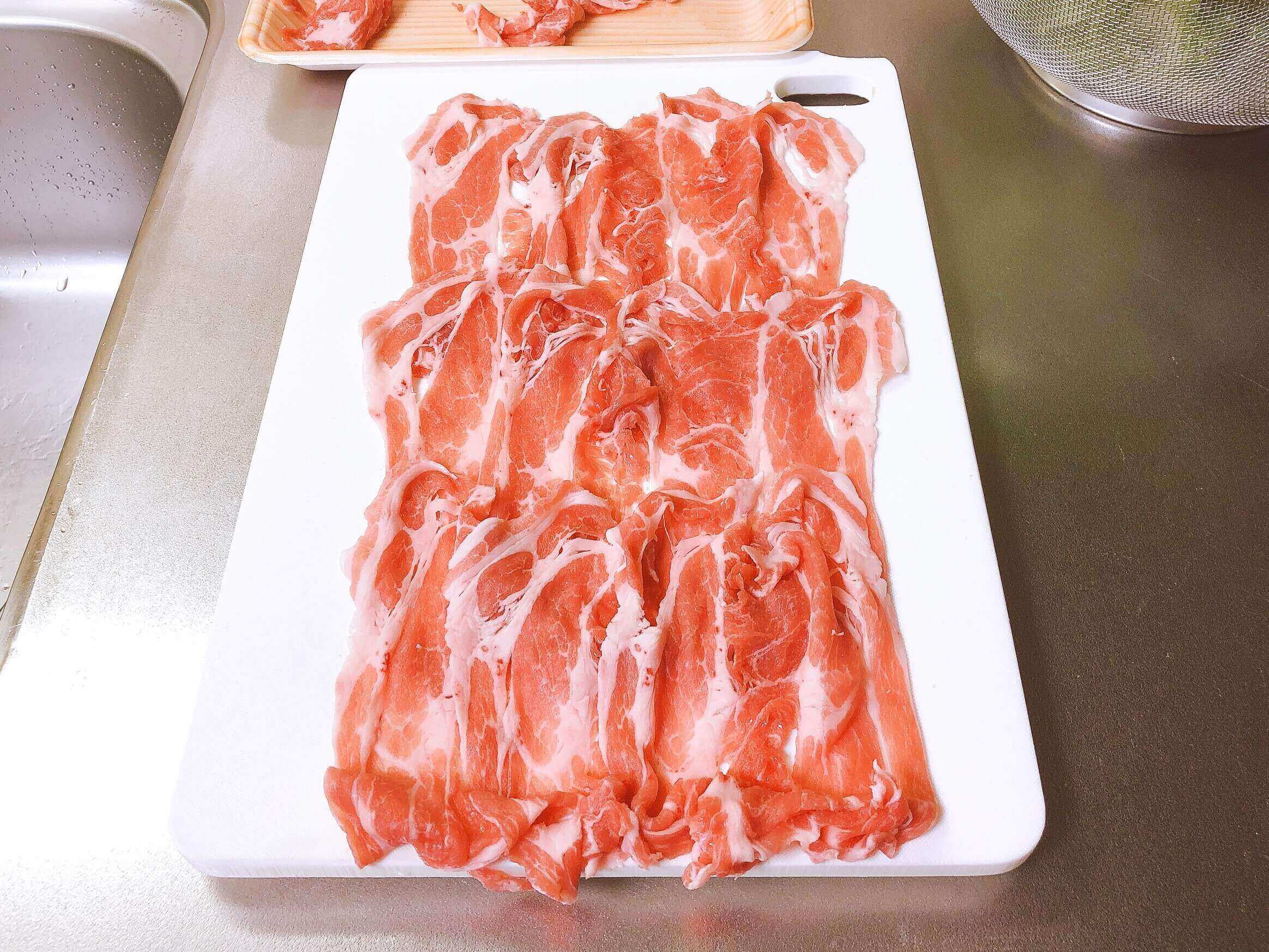 レタスの豚肉巻き、肉を並べる