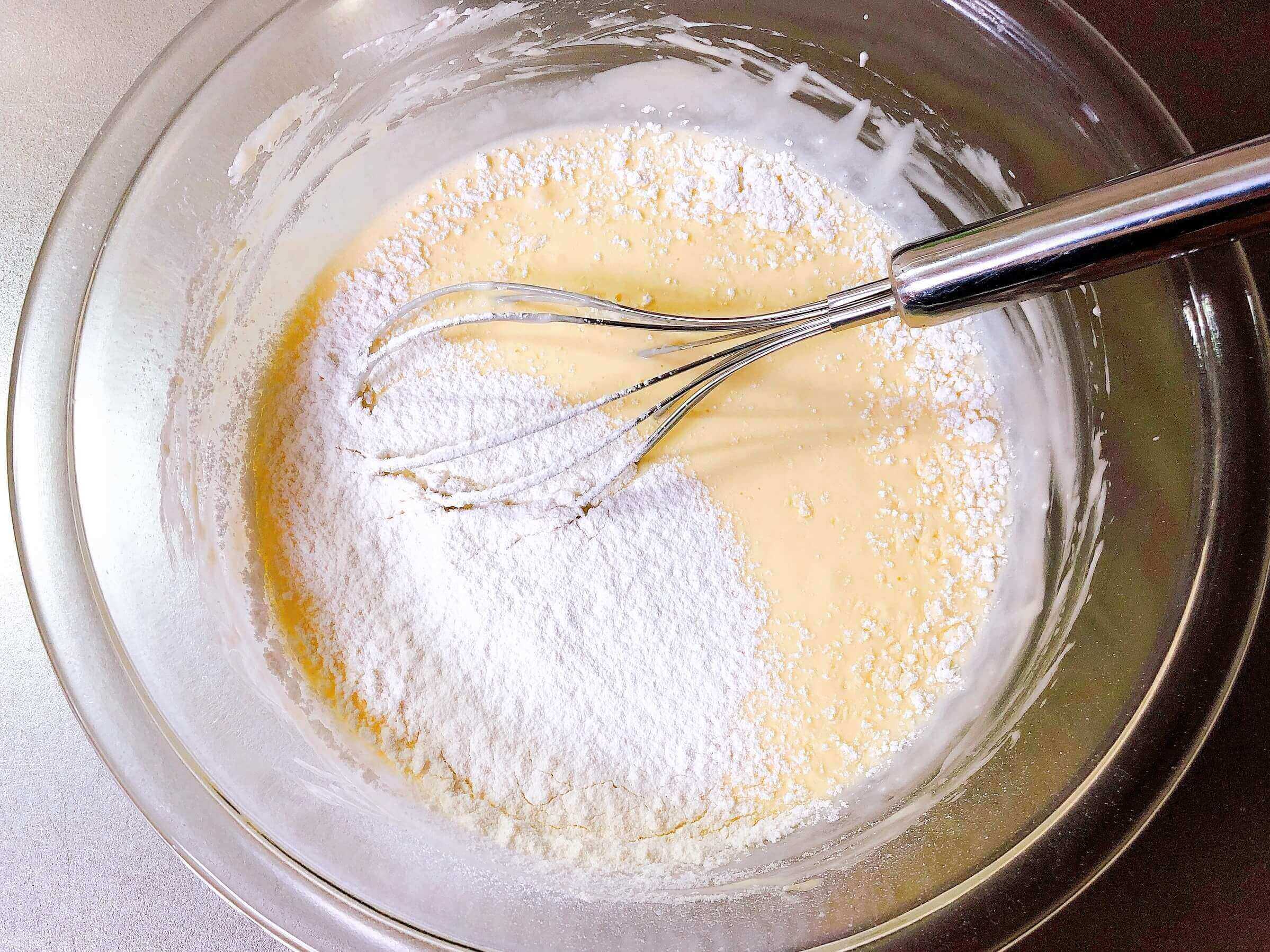 チーズテリーヌ作り、粉をふるい入れる