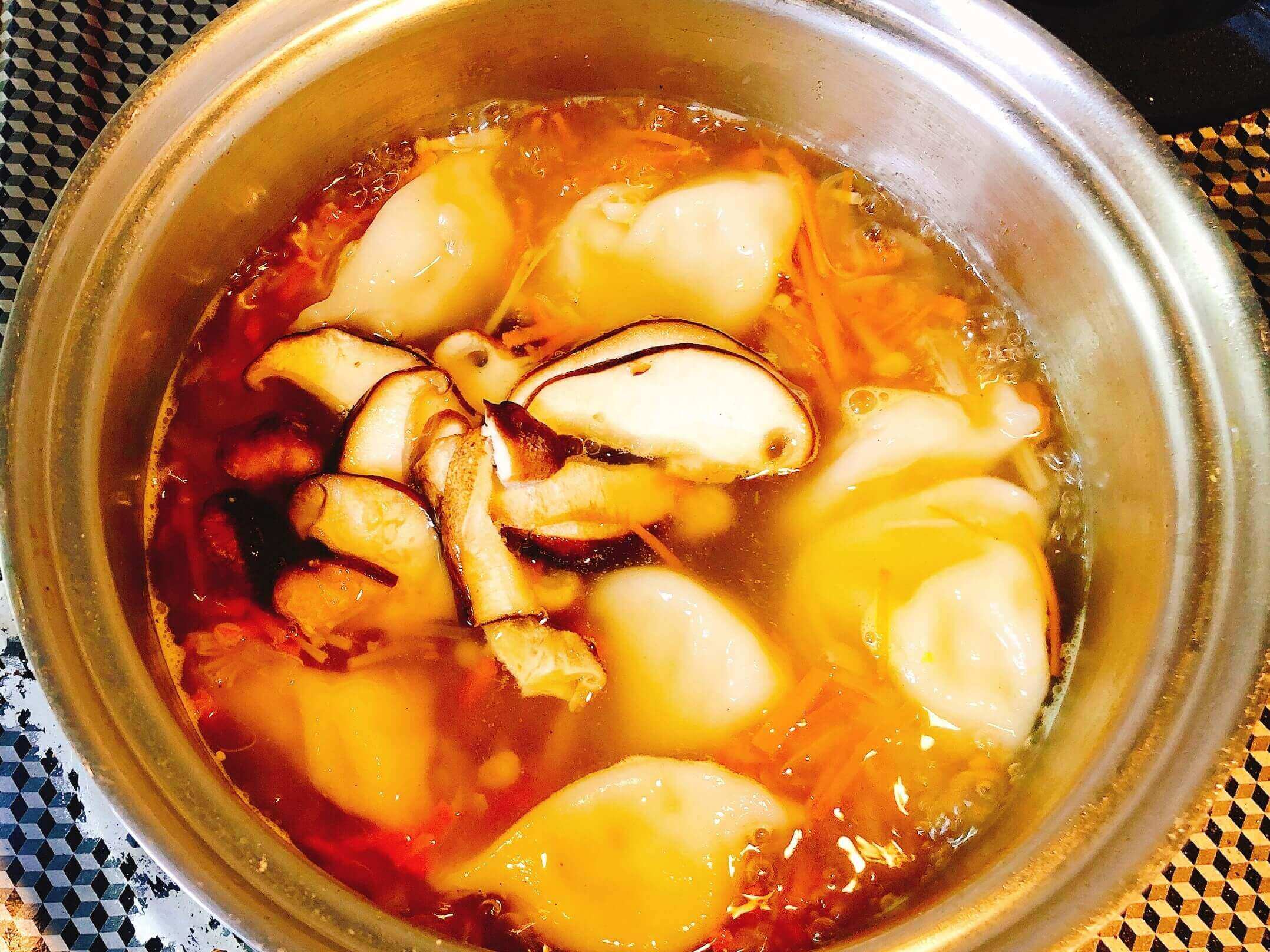 水餃子の中華スープ、水餃子と椎茸を入れる