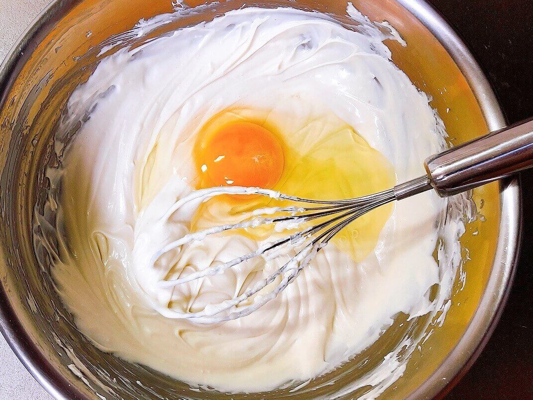 チーズショコラテリーヌレシピ、卵を入れて混ぜる