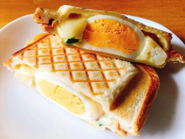 ポテト･チーズ好きのホットサンド。マセドアンサラダと大量チーズと卵の具。