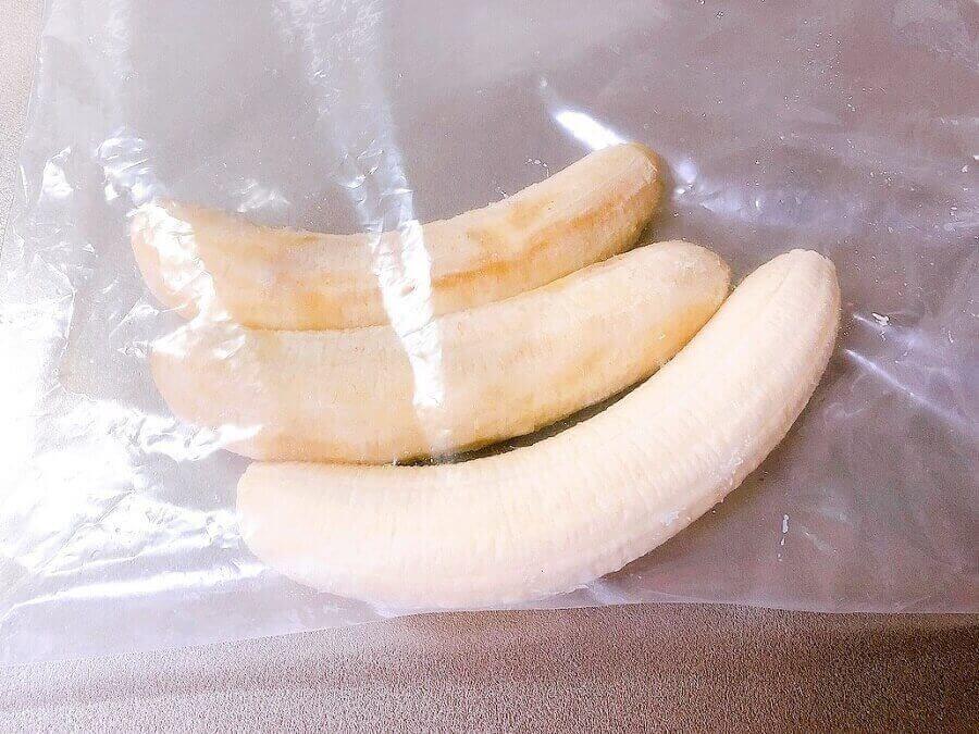 バナナアイス作り、バナナ3本袋に入れる