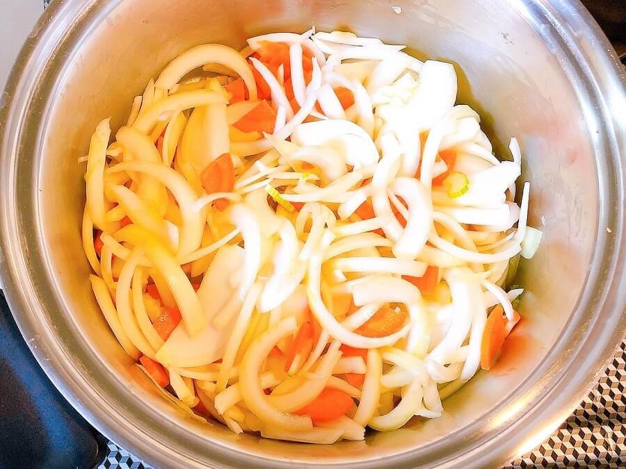 アンチエイジングポタージュスープ、野菜を炒める