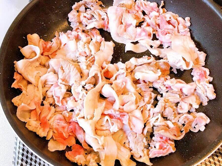 豚こま肉の生姜焼き、肉を炒める