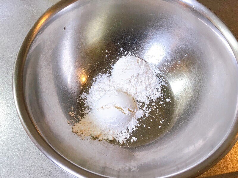 超簡単ホワイトソースの作り方、ボウルに小麦粉