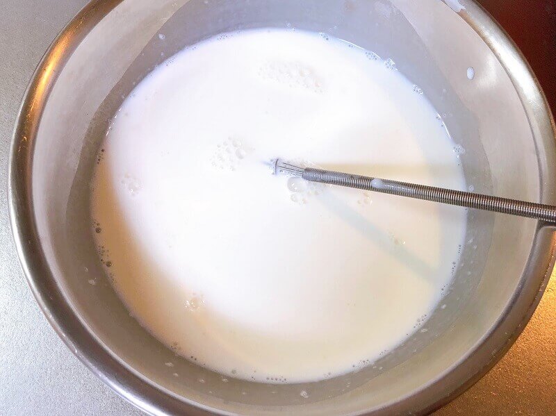 超簡単ホワイトソースの作り方、牛乳を加えてよく混ぜる