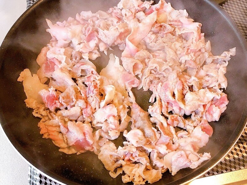 野菜たっぷり豚キムチ、豚肉を炒める
