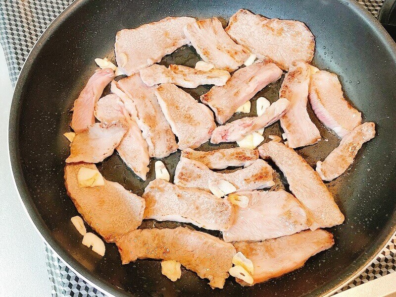 カルビ丼、肉を炒める