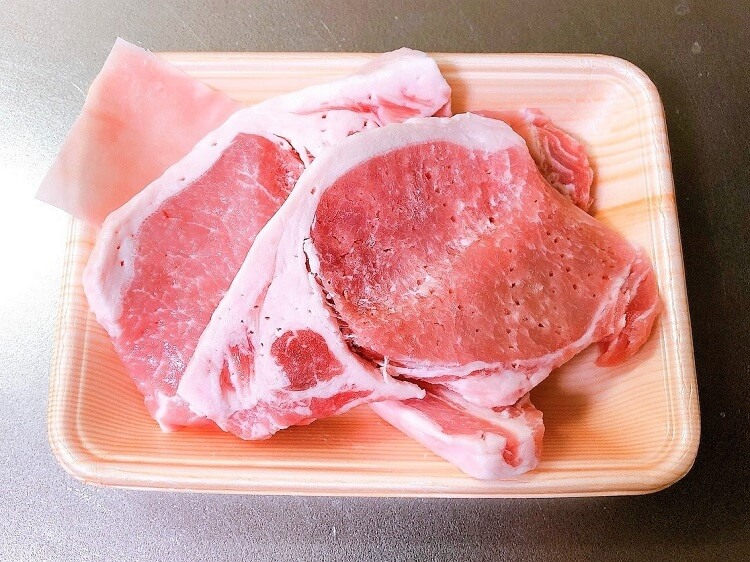 豚ロース肉にフォークで穴を開ける