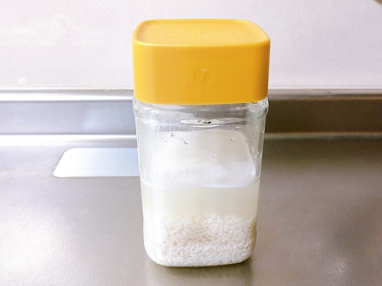 塩麹作り、容器に入れる