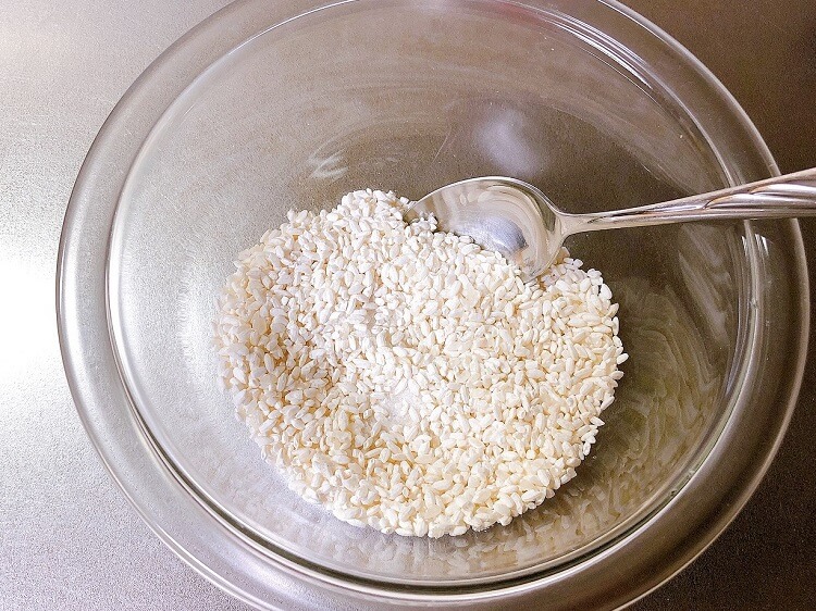 塩麹作り、米麹と塩を混ぜる
