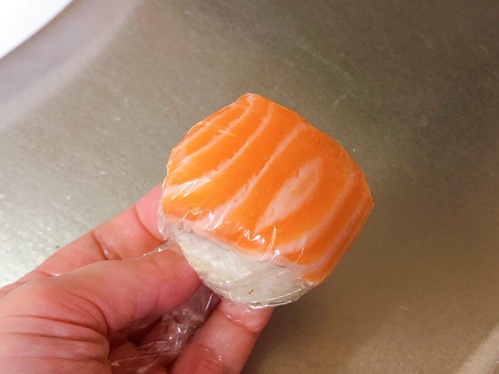手まり寿司作り、ラップで包む