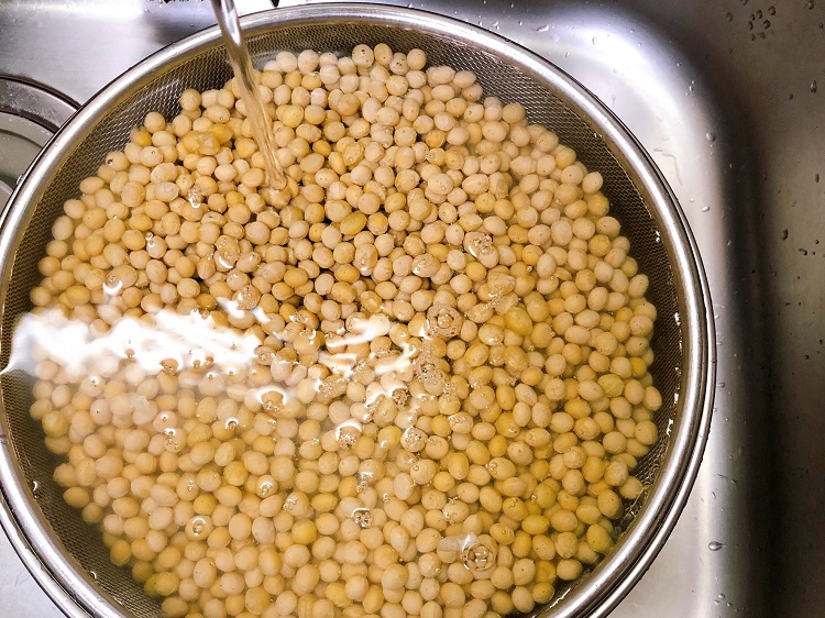 味噌作り、大豆を浸す